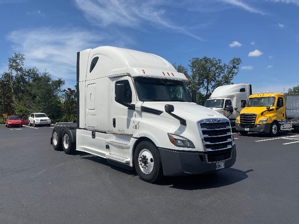 Sleeper Tractor-Heavy Duty Tractors-Freightliner-2020-T12664ST-Tampa-FL-697,546\n\t\tmiles-$ 48,500 - Image 1