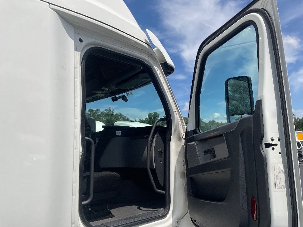 Sleeper Tractor-Heavy Duty Tractors-Freightliner-2020-T12664ST-Tampa-FL-697,546\n\t\tmiles-$ 48,500 - Image 10
