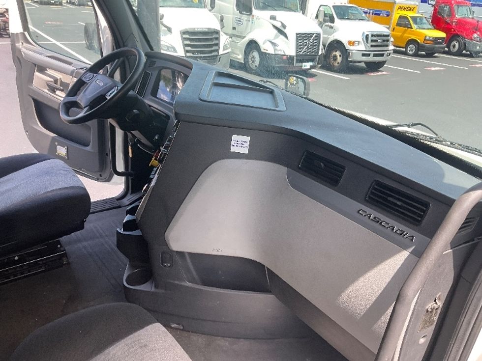 Sleeper Tractor-Heavy Duty Tractors-Freightliner-2020-T12664ST-Tampa-FL-697,546\n\t\tmiles-$ 48,500 - Image 12