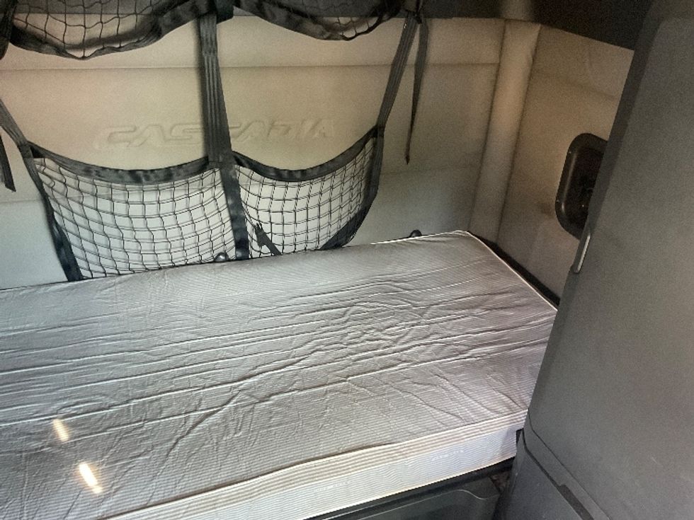 Sleeper Tractor-Heavy Duty Tractors-Freightliner-2020-T12664ST-Tampa-FL-697,546\n\t\tmiles-$ 48,500 - Image 14