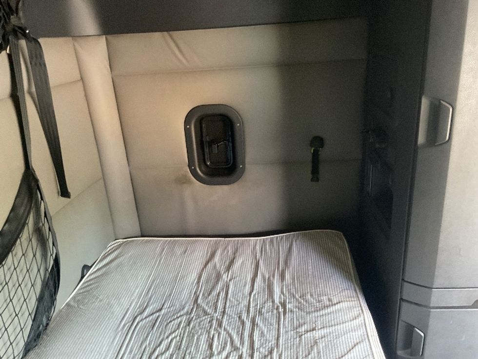 Sleeper Tractor-Heavy Duty Tractors-Freightliner-2020-T12664ST-Tampa-FL-697,546\n\t\tmiles-$ 48,500 - Image 15