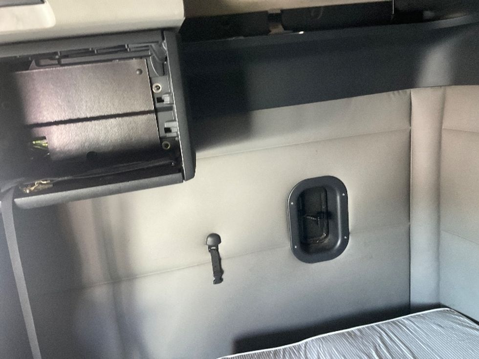 Sleeper Tractor-Heavy Duty Tractors-Freightliner-2020-T12664ST-Tampa-FL-697,546\n\t\tmiles-$ 48,500 - Image 16