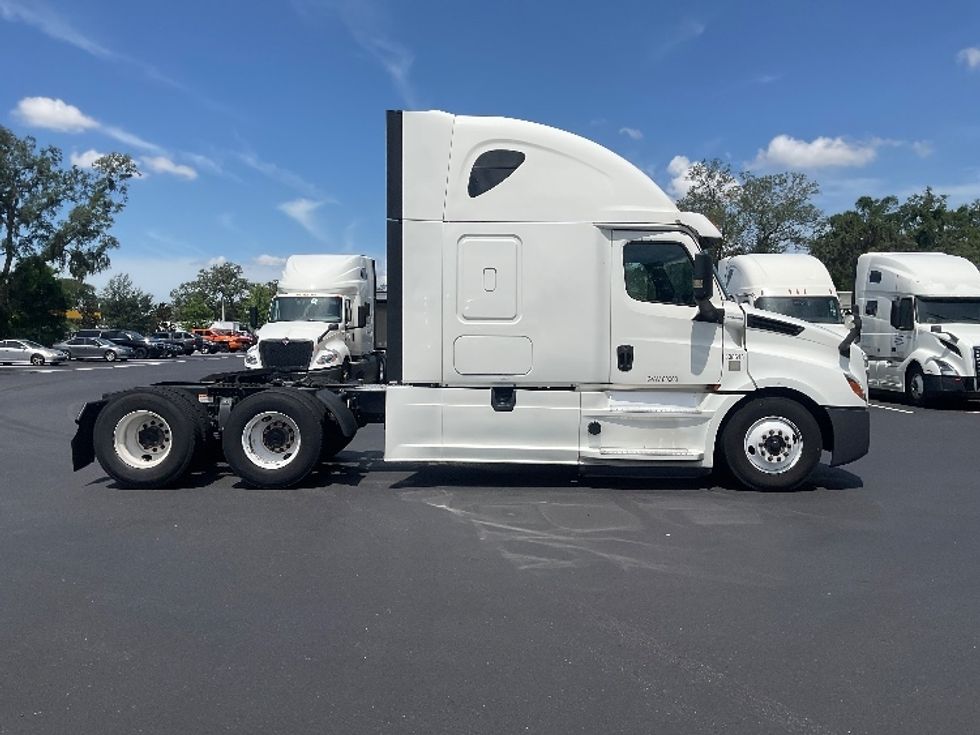 Sleeper Tractor-Heavy Duty Tractors-Freightliner-2020-T12664ST-Tampa-FL-697,546\n\t\tmiles-$ 48,500 - Image 5