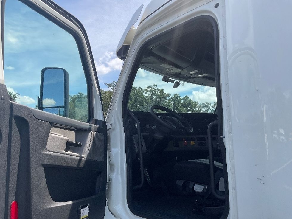 Sleeper Tractor-Heavy Duty Tractors-Freightliner-2020-T12664ST-Tampa-FL-697,546\n\t\tmiles-$ 48,500 - Image 6