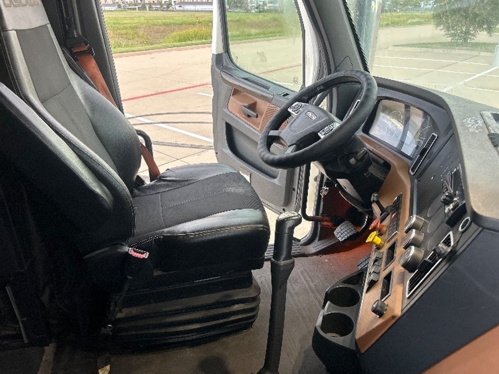 Sleeper Tractor-Heavy Duty Tractors-Freightliner-2020-T12664ST-Terrell-TX-238,983\n\t\tmiles-$ 81,750 - Image 15