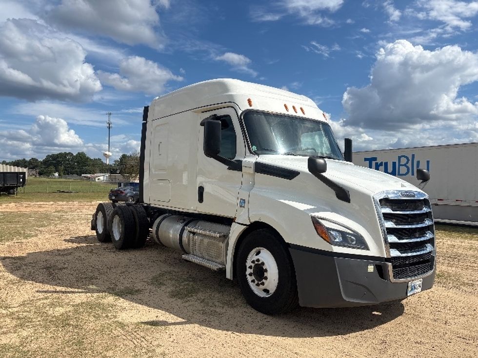 Sleeper Tractor-Heavy Duty Tractors-Freightliner-2020-T12664ST-Tifton-GA-398,638\n\t\tmiles-$ 66,000 - Image 1