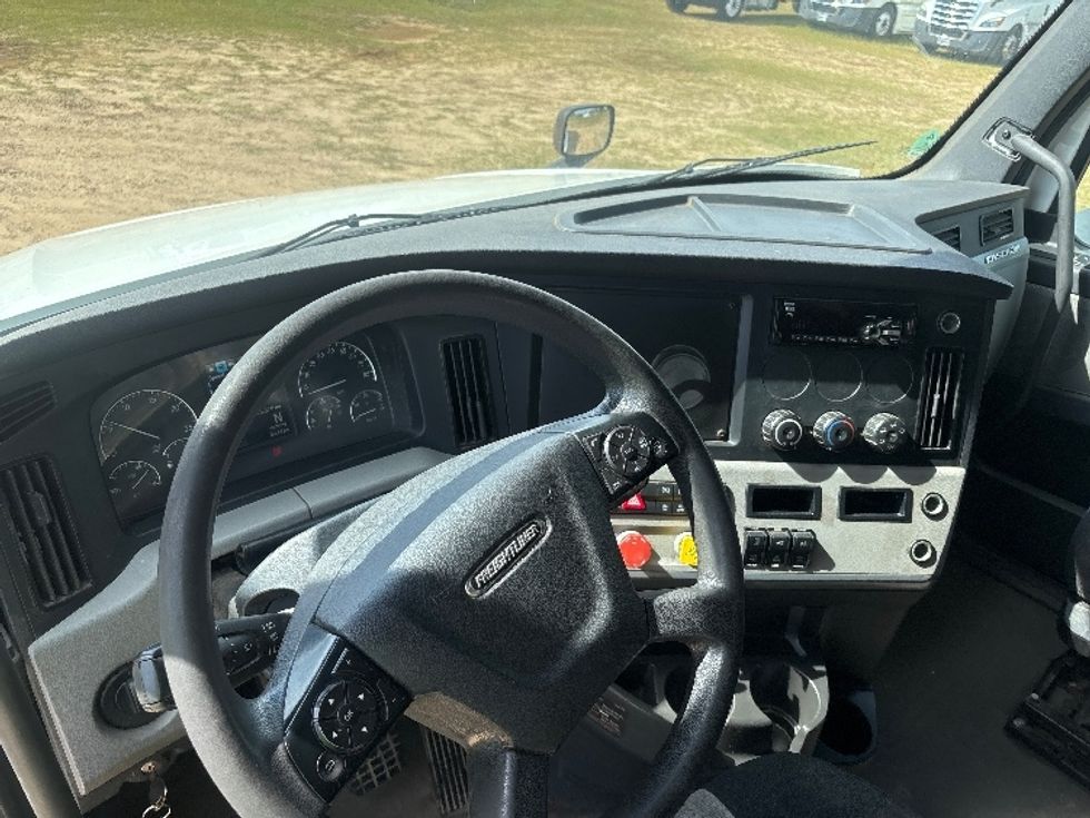 Sleeper Tractor-Heavy Duty Tractors-Freightliner-2020-T12664ST-Tifton-GA-398,638\n\t\tmiles-$ 66,000 - Image 11