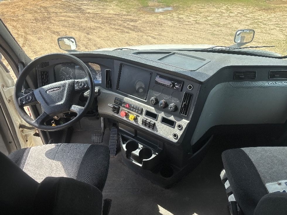 Sleeper Tractor-Heavy Duty Tractors-Freightliner-2020-T12664ST-Tifton-GA-398,638\n\t\tmiles-$ 66,000 - Image 12