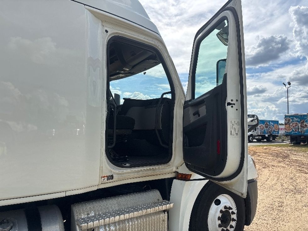 Sleeper Tractor-Heavy Duty Tractors-Freightliner-2020-T12664ST-Tifton-GA-398,638\n\t\tmiles-$ 66,000 - Image 13