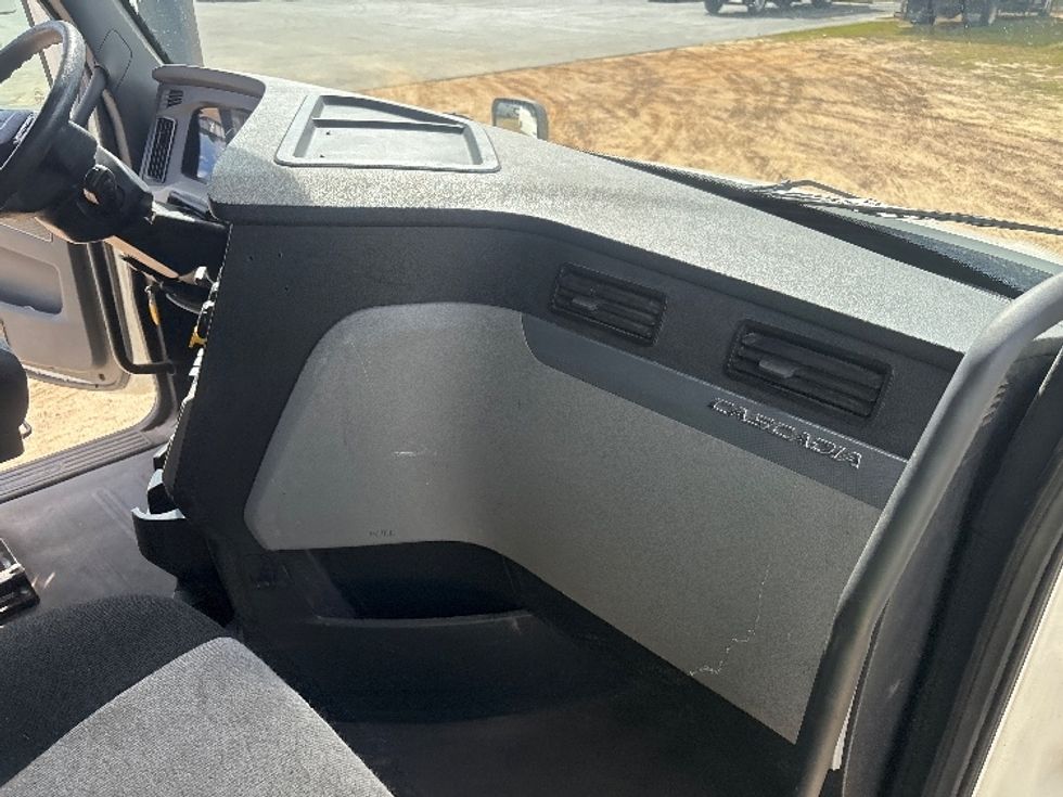 Sleeper Tractor-Heavy Duty Tractors-Freightliner-2020-T12664ST-Tifton-GA-398,638\n\t\tmiles-$ 66,000 - Image 15