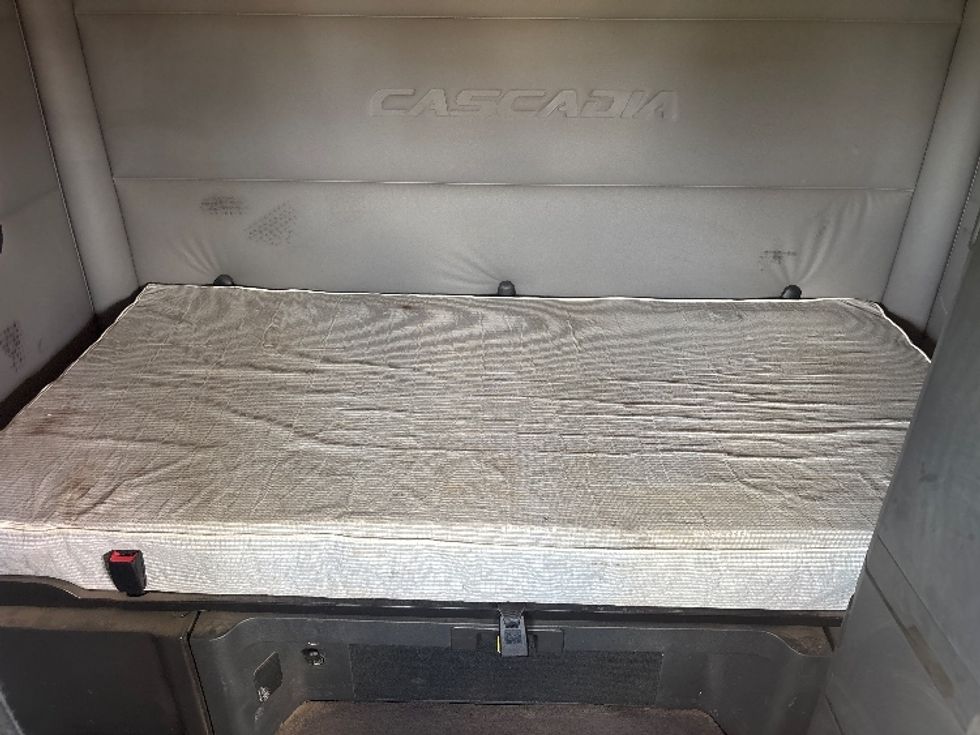 Sleeper Tractor-Heavy Duty Tractors-Freightliner-2020-T12664ST-Tifton-GA-398,638\n\t\tmiles-$ 66,000 - Image 16