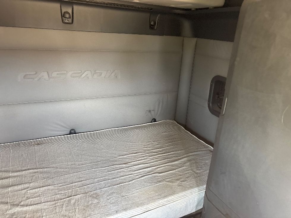 Sleeper Tractor-Heavy Duty Tractors-Freightliner-2020-T12664ST-Tifton-GA-398,638\n\t\tmiles-$ 66,000 - Image 17