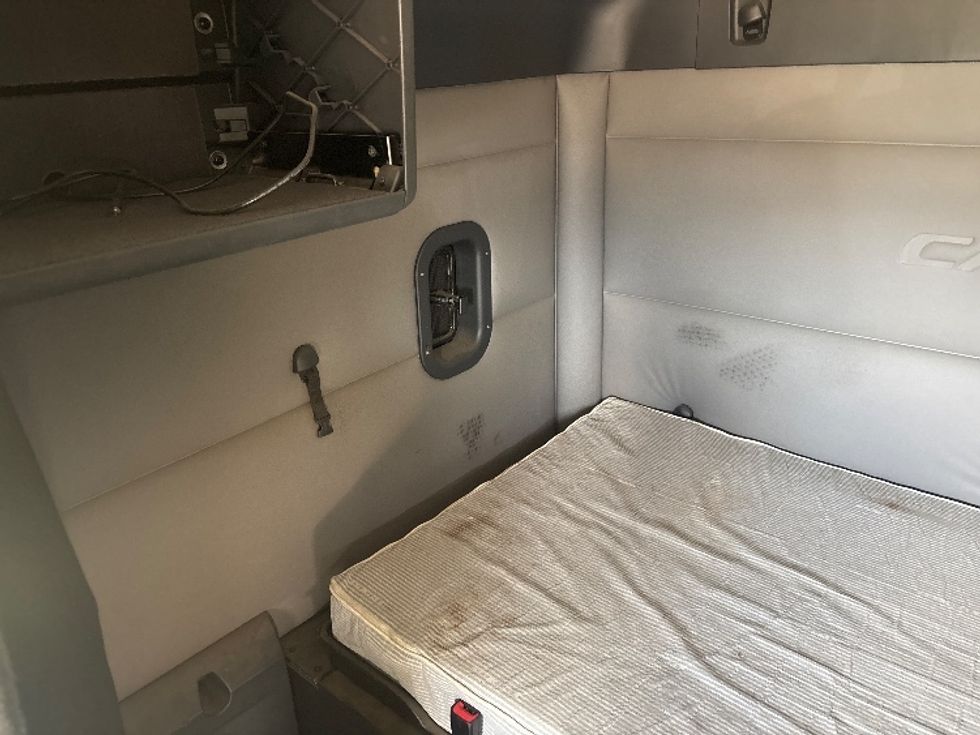 Sleeper Tractor-Heavy Duty Tractors-Freightliner-2020-T12664ST-Tifton-GA-398,638\n\t\tmiles-$ 66,000 - Image 18