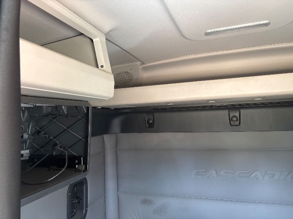 Sleeper Tractor-Heavy Duty Tractors-Freightliner-2020-T12664ST-Tifton-GA-398,638\n\t\tmiles-$ 66,000 - Image 19