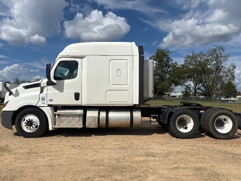 Sleeper Tractor-Heavy Duty Tractors-Freightliner-2020-T12664ST-Tifton-GA-398,638\n\t\tmiles-$ 66,000 - Image 4