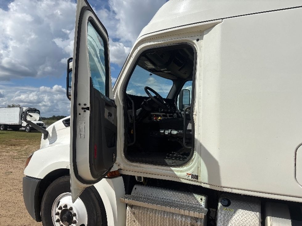 Sleeper Tractor-Heavy Duty Tractors-Freightliner-2020-T12664ST-Tifton-GA-398,638\n\t\tmiles-$ 66,000 - Image 9