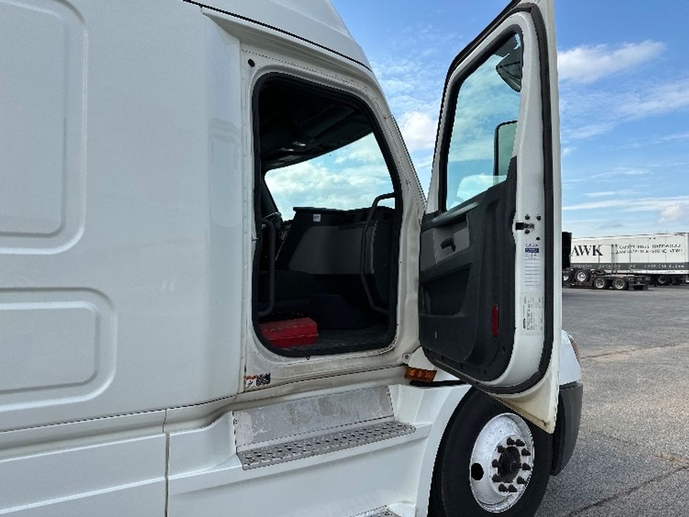 Sleeper Tractor-Heavy Duty Tractors-Freightliner-2020-T12664ST-Tifton-GA-465,044\n\t\tmiles-$ 55,750 - Image 12