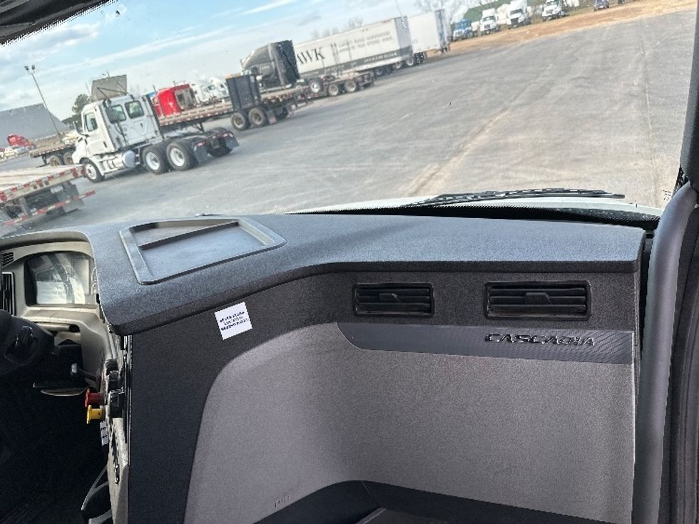 Sleeper Tractor-Heavy Duty Tractors-Freightliner-2020-T12664ST-Tifton-GA-465,044\n\t\tmiles-$ 55,750 - Image 13