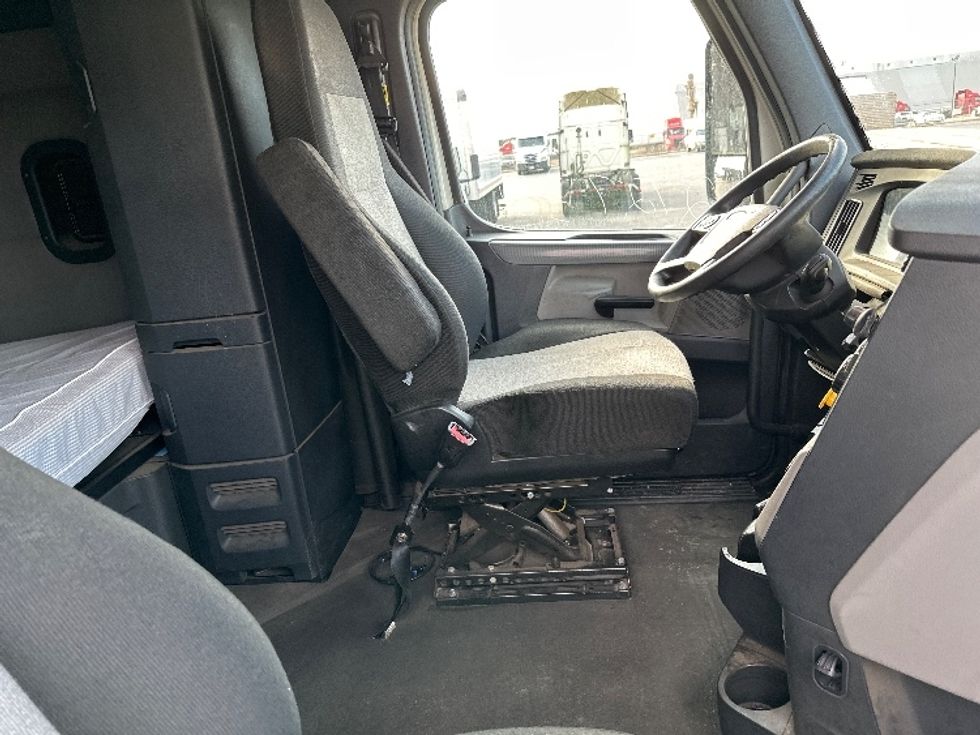 Sleeper Tractor-Heavy Duty Tractors-Freightliner-2020-T12664ST-Tifton-GA-465,044\n\t\tmiles-$ 55,750 - Image 14