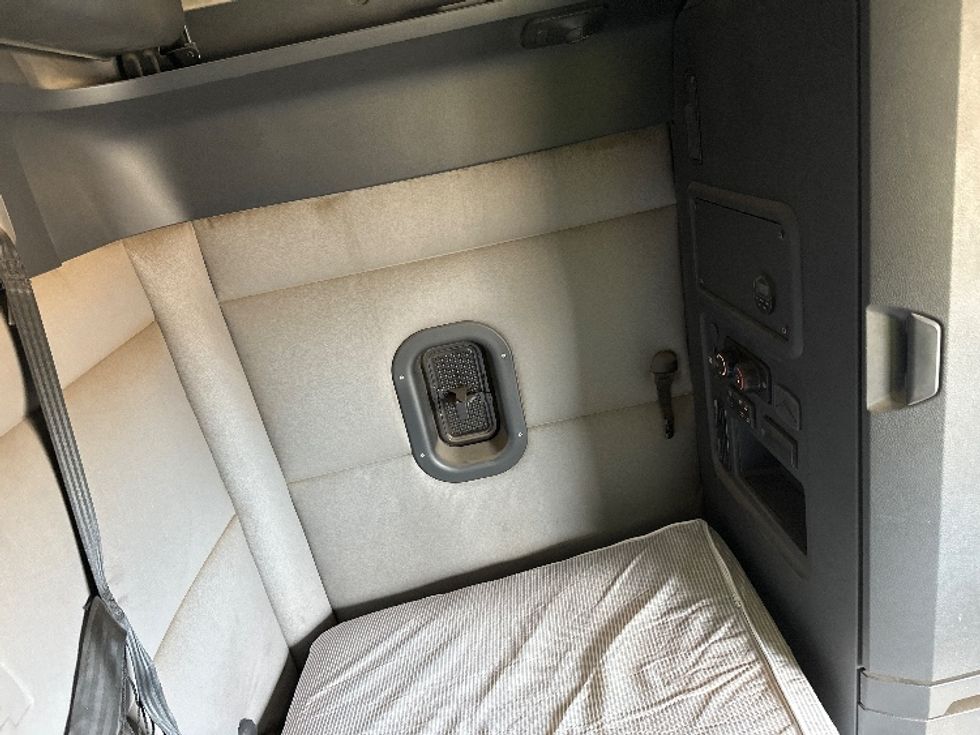 Sleeper Tractor-Heavy Duty Tractors-Freightliner-2020-T12664ST-Tifton-GA-465,044\n\t\tmiles-$ 55,750 - Image 17