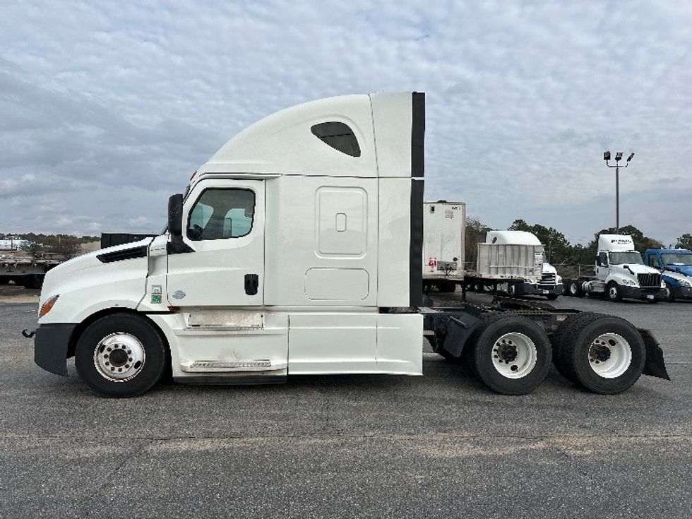 Sleeper Tractor-Heavy Duty Tractors-Freightliner-2020-T12664ST-Tifton-GA-465,044\n\t\tmiles-$ 55,750 - Image 3