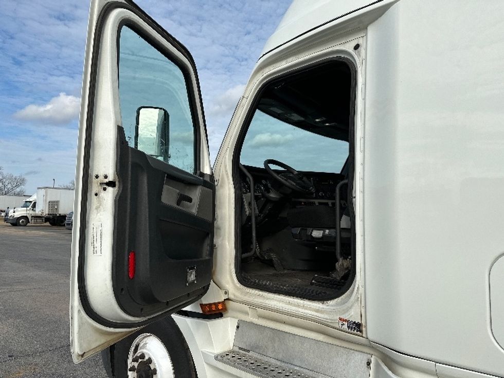 Sleeper Tractor-Heavy Duty Tractors-Freightliner-2020-T12664ST-Tifton-GA-465,044\n\t\tmiles-$ 55,750 - Image 8