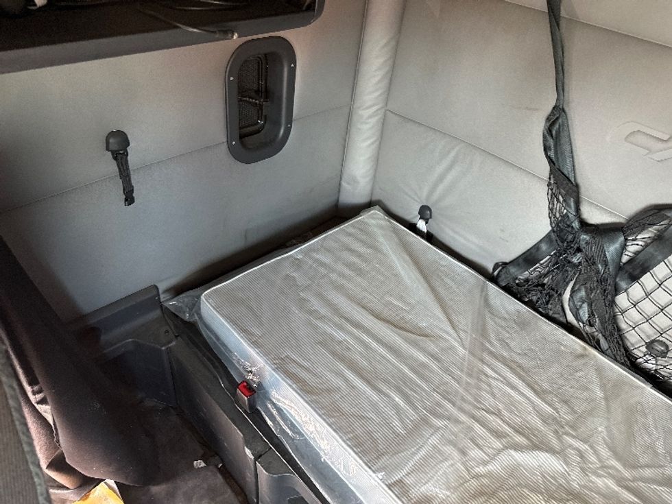 Sleeper Tractor-Heavy Duty Tractors-Freightliner-2020-T12664ST-Tifton-GA-608,633\n\t\tmiles-$ 48,250 - Image 17