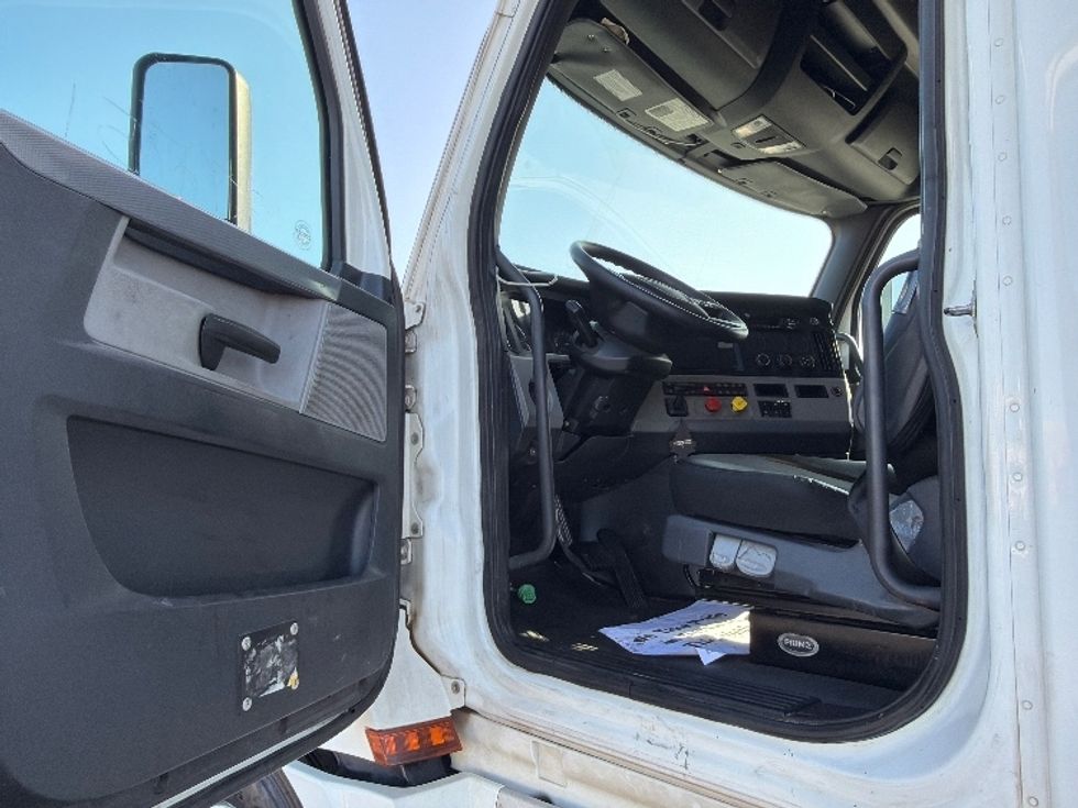 Sleeper Tractor-Heavy Duty Tractors-Freightliner-2020-T12664ST-Tifton-GA-608,633\n\t\tmiles-$ 48,250 - Image 9