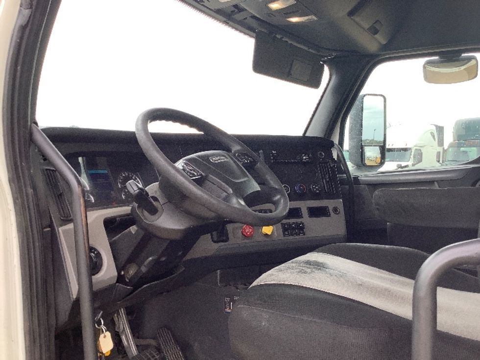 Sleeper Tractor-Heavy Duty Tractors-Freightliner-2020-T12664ST-Tifton-GA-706,577\n\t\tmiles-$ 39,250 - Image 10