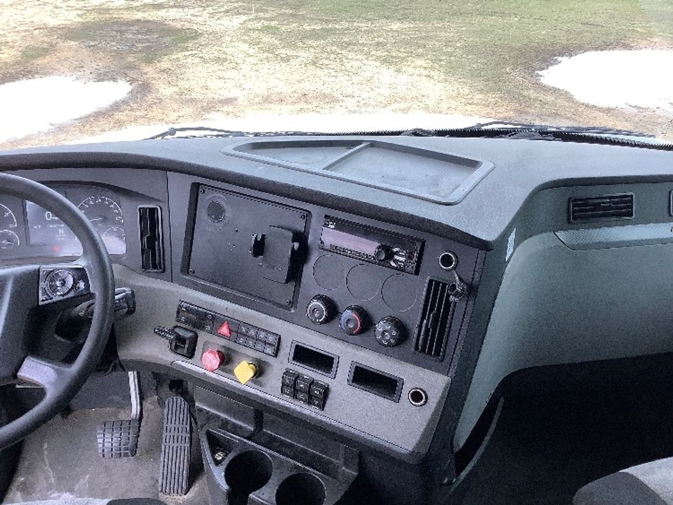 Sleeper Tractor-Heavy Duty Tractors-Freightliner-2020-T12664ST-Tifton-GA-706,577\n\t\tmiles-$ 39,250 - Image 12
