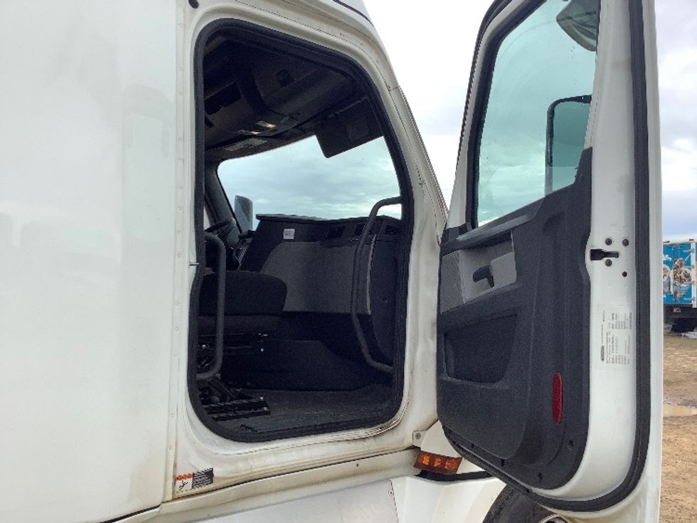 Sleeper Tractor-Heavy Duty Tractors-Freightliner-2020-T12664ST-Tifton-GA-706,577\n\t\tmiles-$ 39,250 - Image 13