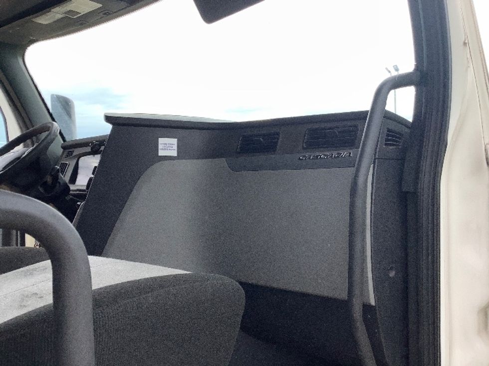 Sleeper Tractor-Heavy Duty Tractors-Freightliner-2020-T12664ST-Tifton-GA-706,577\n\t\tmiles-$ 39,250 - Image 14