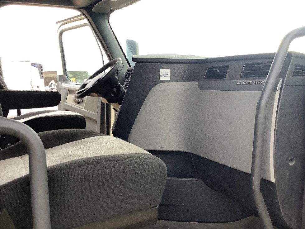 Sleeper Tractor-Heavy Duty Tractors-Freightliner-2020-T12664ST-Tifton-GA-706,577\n\t\tmiles-$ 39,250 - Image 15