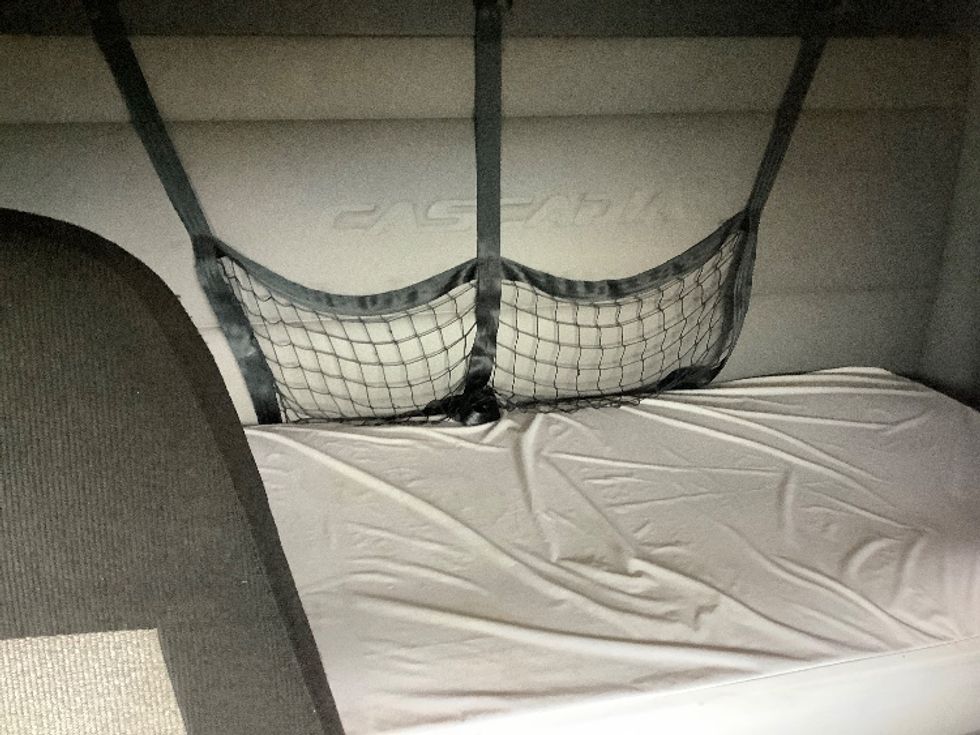 Sleeper Tractor-Heavy Duty Tractors-Freightliner-2020-T12664ST-Tifton-GA-706,577\n\t\tmiles-$ 39,250 - Image 16