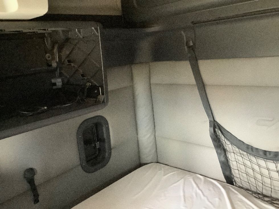 Sleeper Tractor-Heavy Duty Tractors-Freightliner-2020-T12664ST-Tifton-GA-706,577\n\t\tmiles-$ 39,250 - Image 18