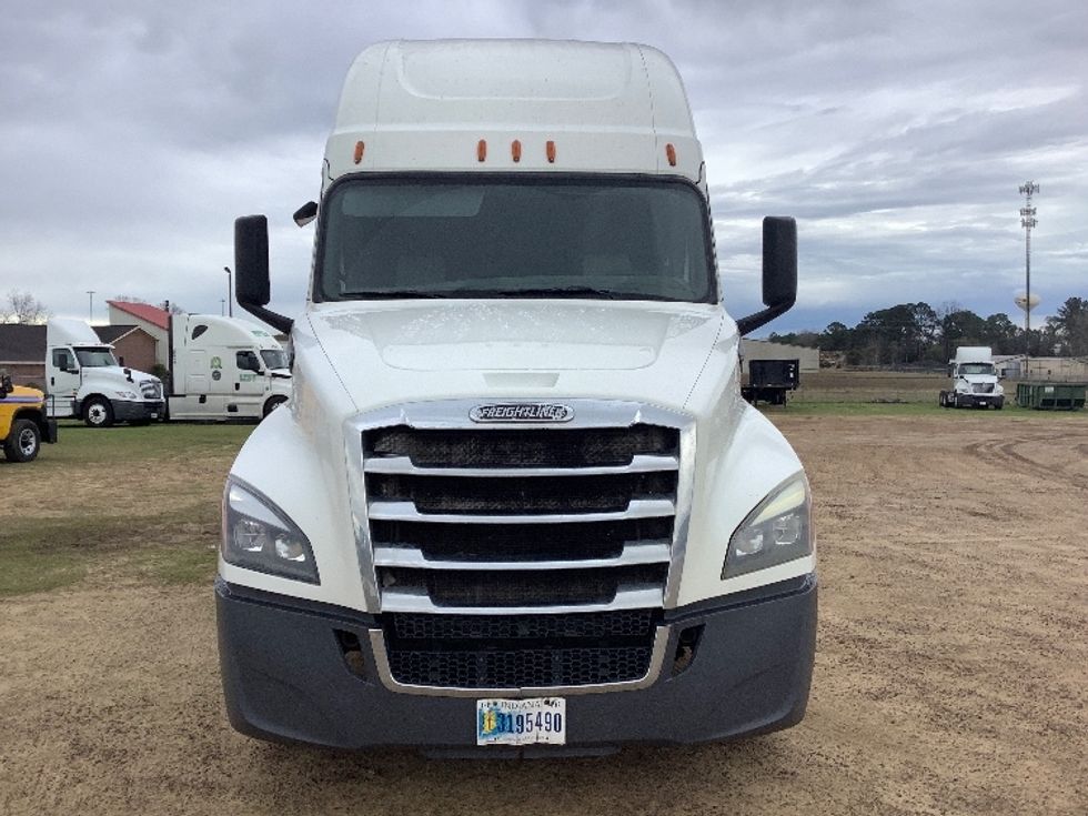 Sleeper Tractor-Heavy Duty Tractors-Freightliner-2020-T12664ST-Tifton-GA-706,577\n\t\tmiles-$ 39,250 - Image 2