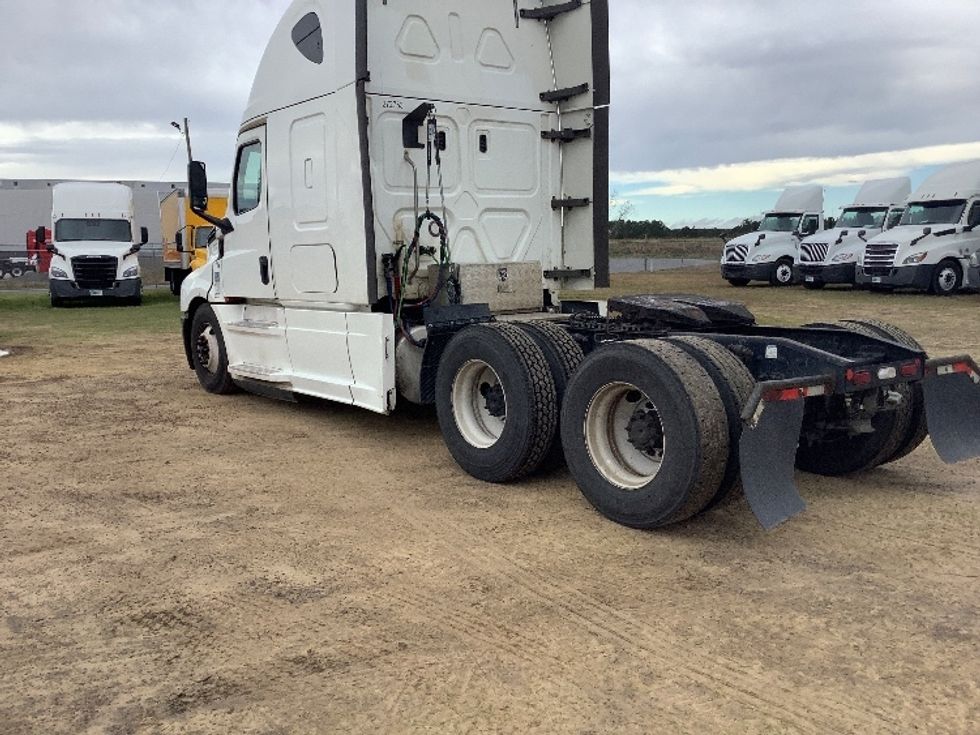 Sleeper Tractor-Heavy Duty Tractors-Freightliner-2020-T12664ST-Tifton-GA-706,577\n\t\tmiles-$ 39,250 - Image 5