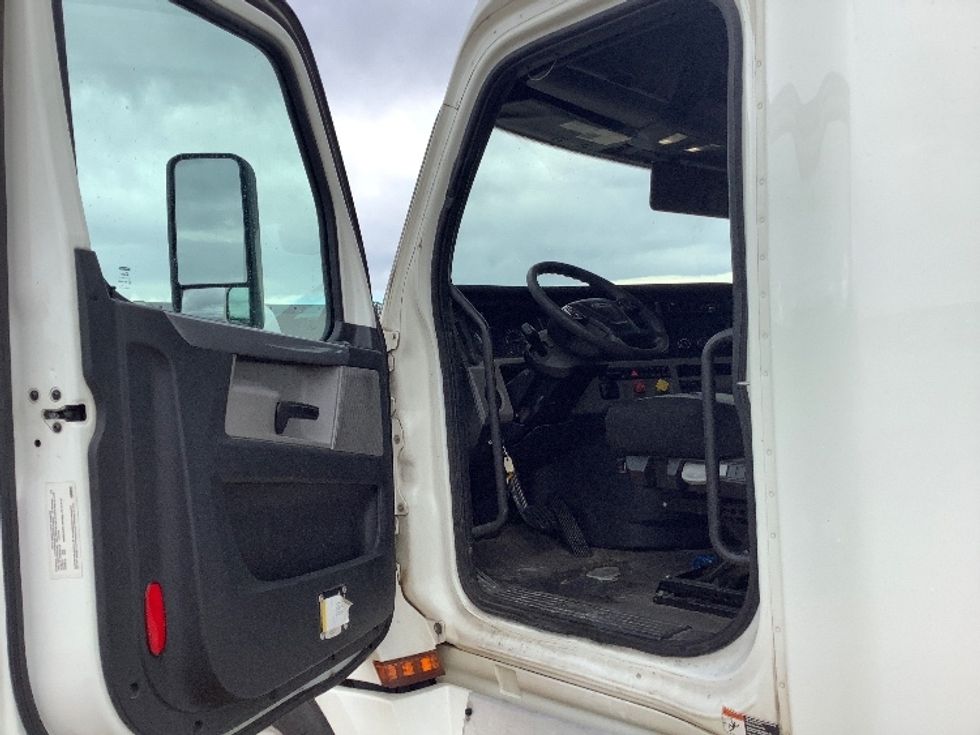 Sleeper Tractor-Heavy Duty Tractors-Freightliner-2020-T12664ST-Tifton-GA-706,577\n\t\tmiles-$ 39,250 - Image 9