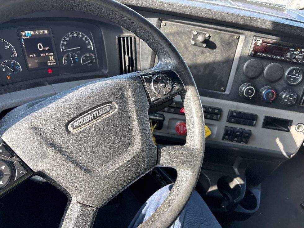 Sleeper Tractor-Heavy Duty Tractors-Freightliner-2020-T12664ST-Toledo-OH-686,356\n\t\tmiles-$ 45,750 - Image 10