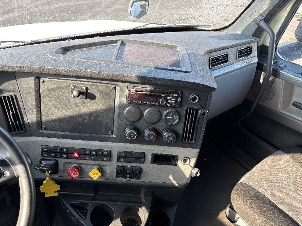 Sleeper Tractor-Heavy Duty Tractors-Freightliner-2020-T12664ST-Toledo-OH-686,356\n\t\tmiles-$ 45,750 - Image 12