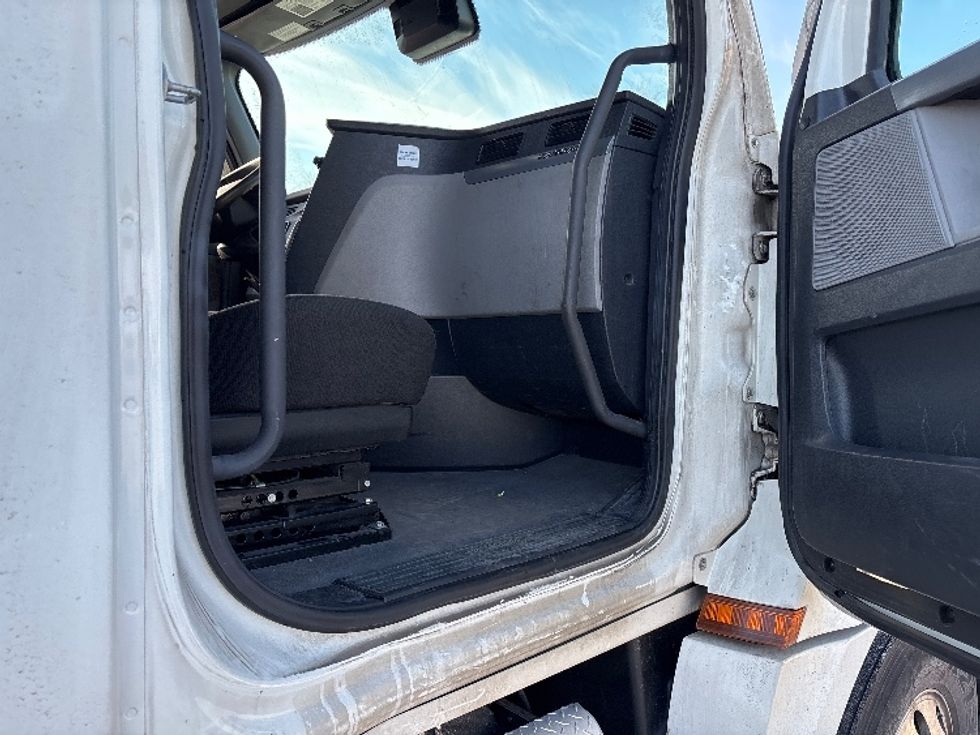 Sleeper Tractor-Heavy Duty Tractors-Freightliner-2020-T12664ST-Toledo-OH-686,356\n\t\tmiles-$ 45,750 - Image 13