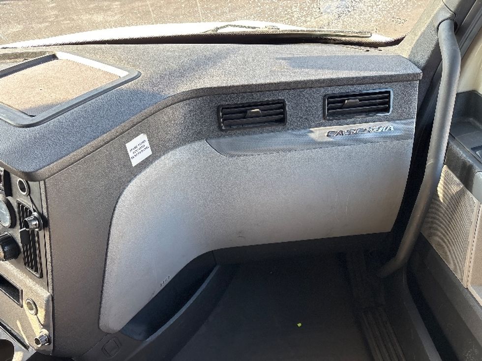 Sleeper Tractor-Heavy Duty Tractors-Freightliner-2020-T12664ST-Toledo-OH-686,356\n\t\tmiles-$ 45,750 - Image 14