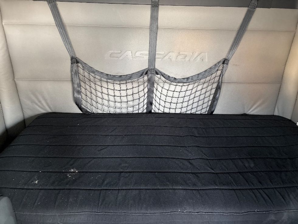 Sleeper Tractor-Heavy Duty Tractors-Freightliner-2020-T12664ST-Toledo-OH-686,356\n\t\tmiles-$ 45,750 - Image 16