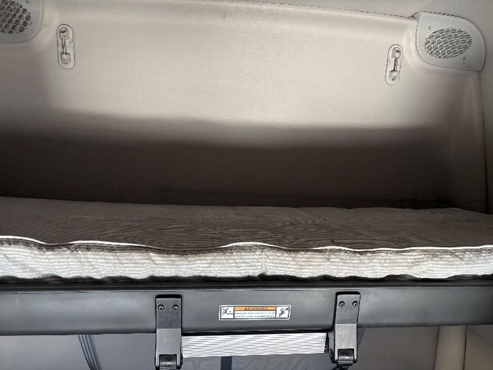 Sleeper Tractor-Heavy Duty Tractors-Freightliner-2020-T12664ST-Toledo-OH-686,356\n\t\tmiles-$ 45,750 - Image 17