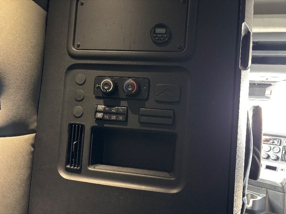 Sleeper Tractor-Heavy Duty Tractors-Freightliner-2020-T12664ST-Toledo-OH-686,356\n\t\tmiles-$ 45,750 - Image 18