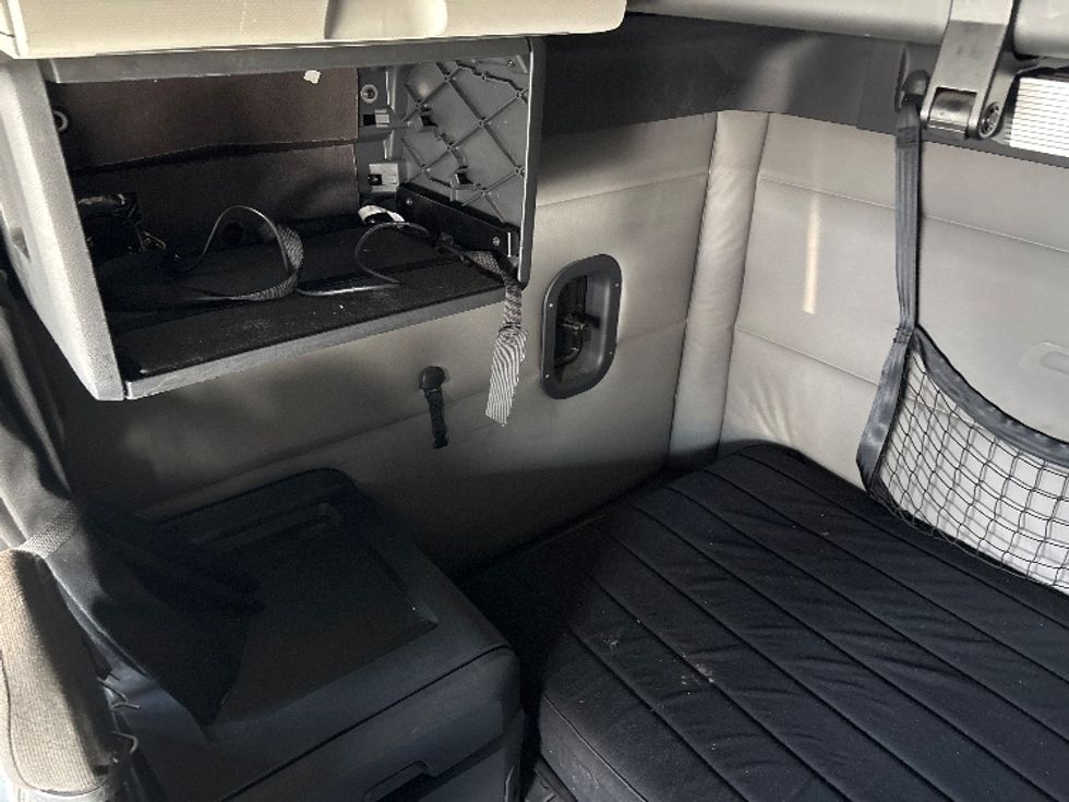 Sleeper Tractor-Heavy Duty Tractors-Freightliner-2020-T12664ST-Toledo-OH-686,356\n\t\tmiles-$ 45,750 - Image 19