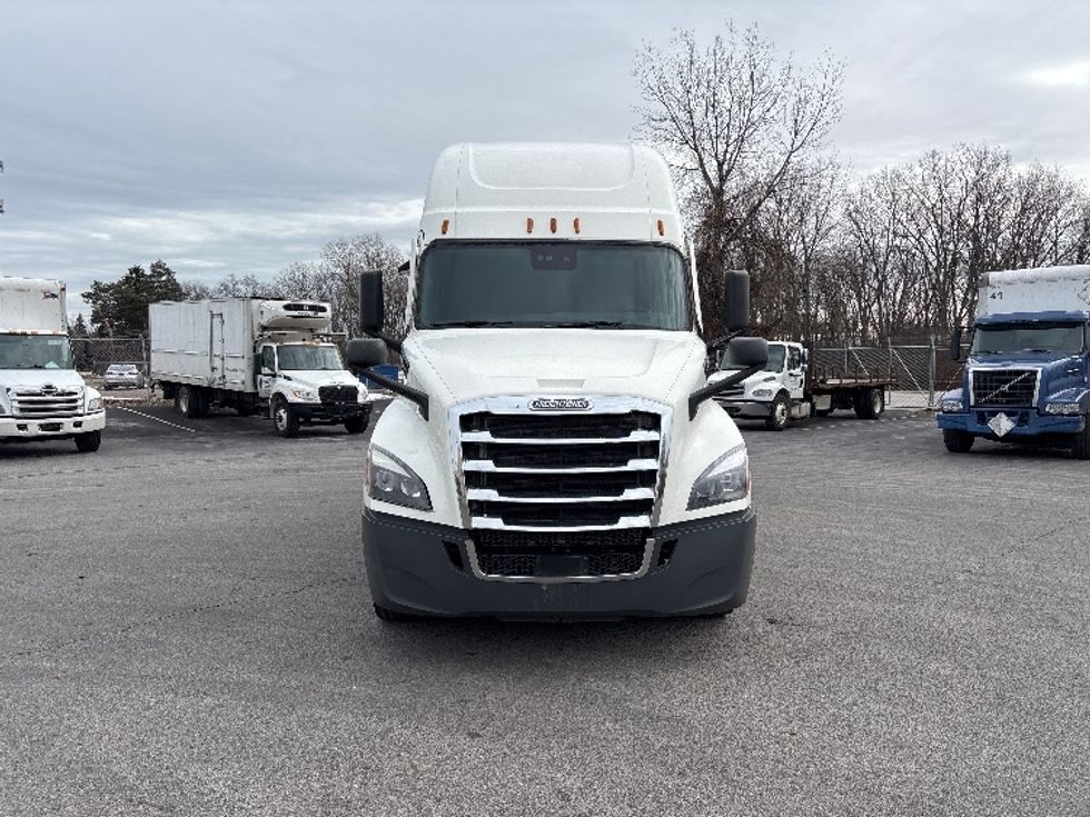 Sleeper Tractor-Heavy Duty Tractors-Freightliner-2020-T12664ST-Toledo-OH-686,356\n\t\tmiles-$ 45,750 - Image 2