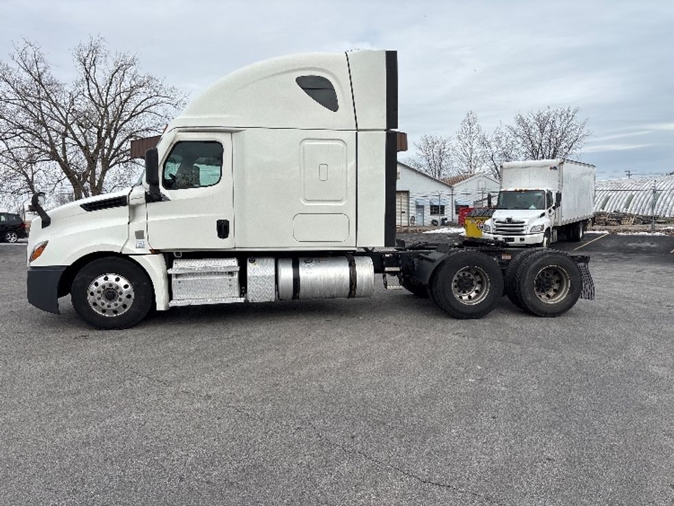 Sleeper Tractor-Heavy Duty Tractors-Freightliner-2020-T12664ST-Toledo-OH-686,356\n\t\tmiles-$ 45,750 - Image 4
