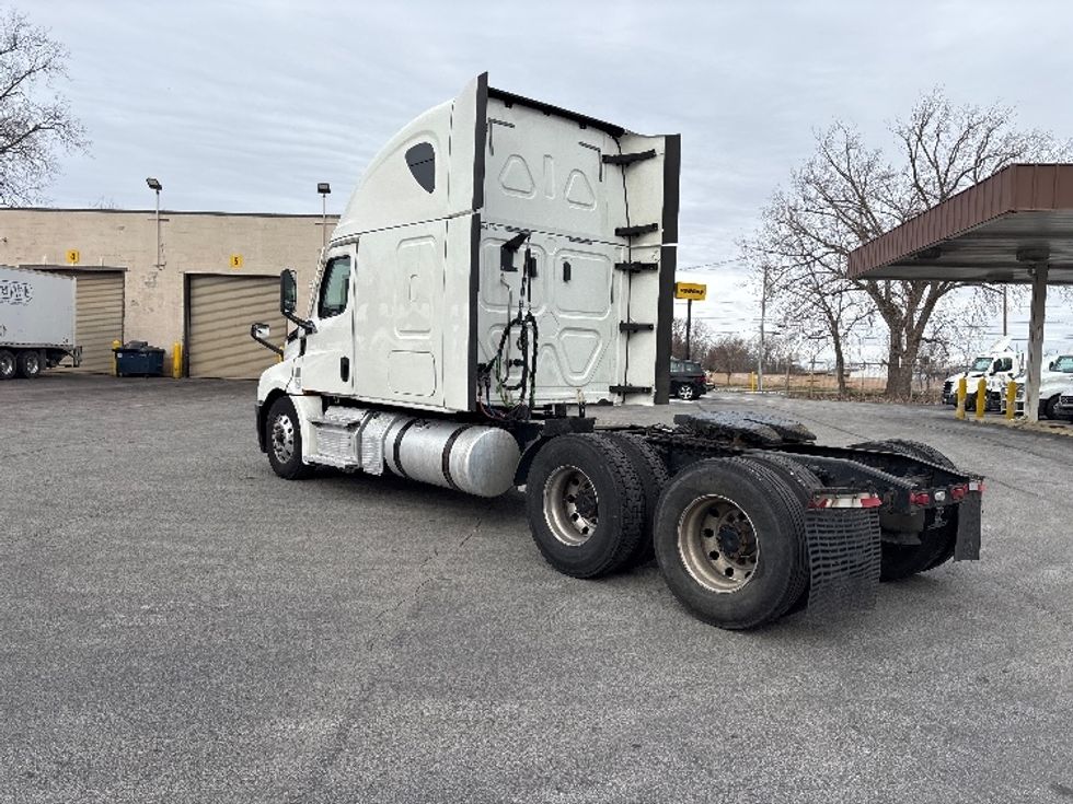 Sleeper Tractor-Heavy Duty Tractors-Freightliner-2020-T12664ST-Toledo-OH-686,356\n\t\tmiles-$ 45,750 - Image 5
