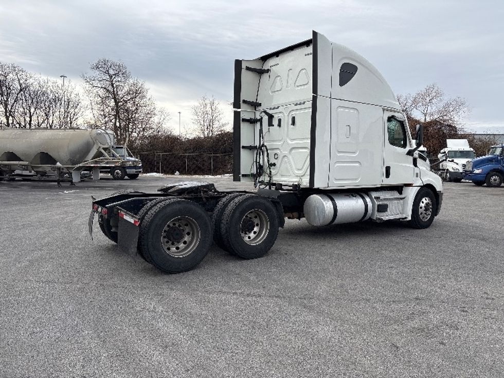 Sleeper Tractor-Heavy Duty Tractors-Freightliner-2020-T12664ST-Toledo-OH-686,356\n\t\tmiles-$ 45,750 - Image 7